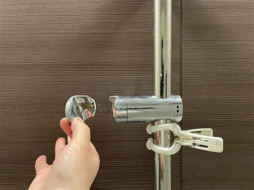 破損したシャワーフックのフック部分