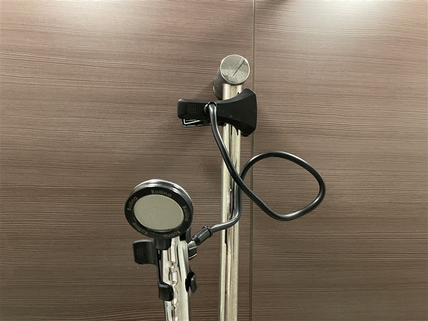 スマホホルダーでシャワーヘッドを応急的に固定している様子