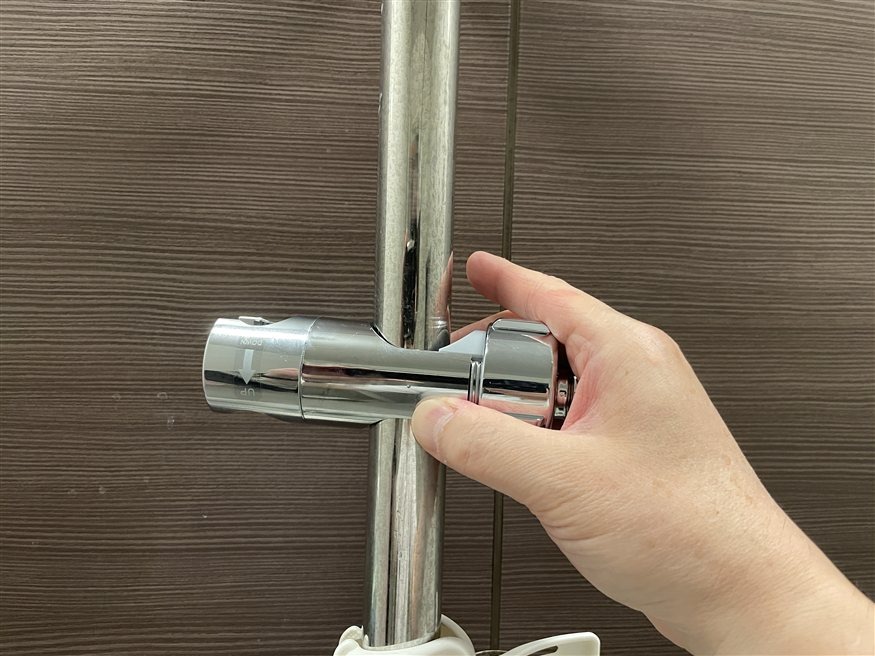 後付けシャワーフックを取り付けている様子2